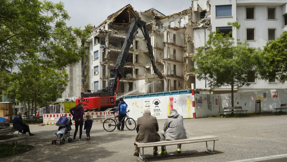 Trotz Klimakrise: Warum reissen wir noch Gebäude ab?