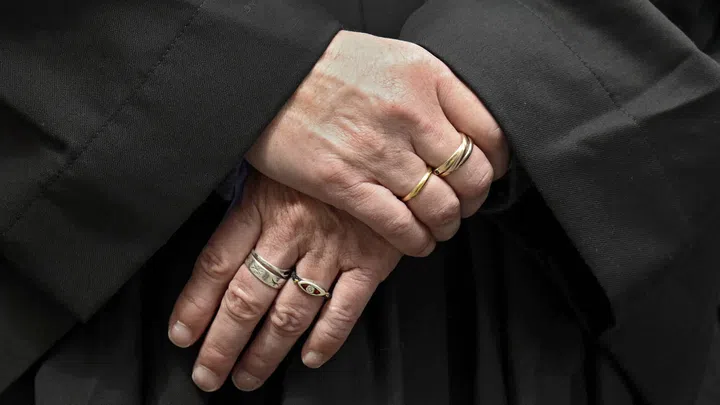 Erleichterter Quereinstieg wegen Pfarrmangel? - Audio & Podcasts - SRF
